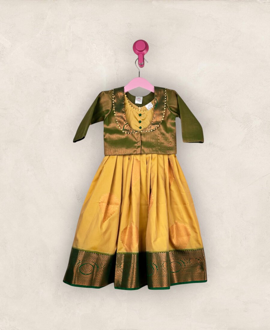 Sandal Soft Silk With Green Coat/7-8 Years