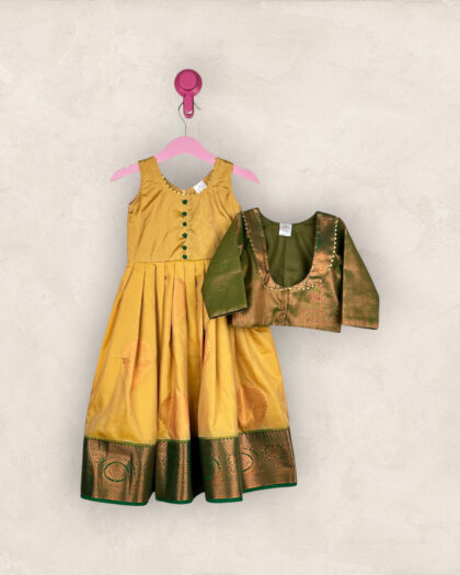 Sandal Soft Silk With Green Coat